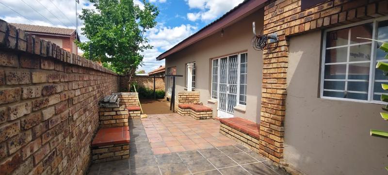 To Let 7 Bedroom Property for Rent in Die Bult North West